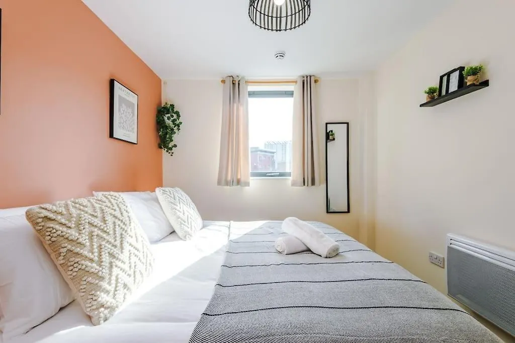 Modern 2Br Near Manchester City Centre - Free Parking Garage-1